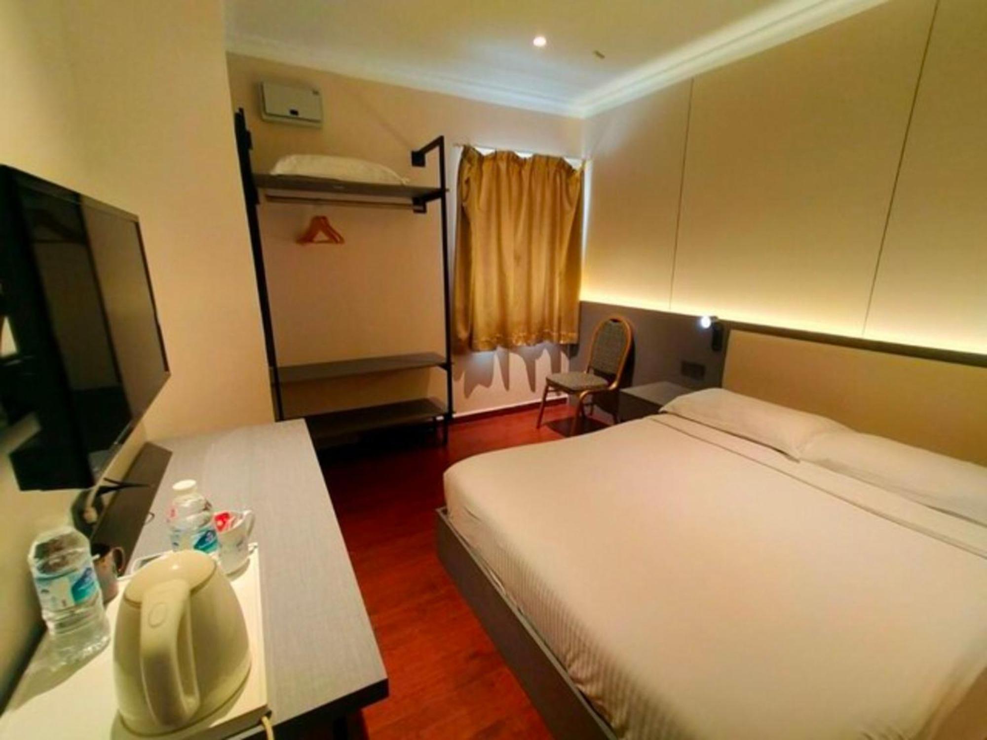 Super Oyo 998 Queen City Hotel George Town Bagian luar foto