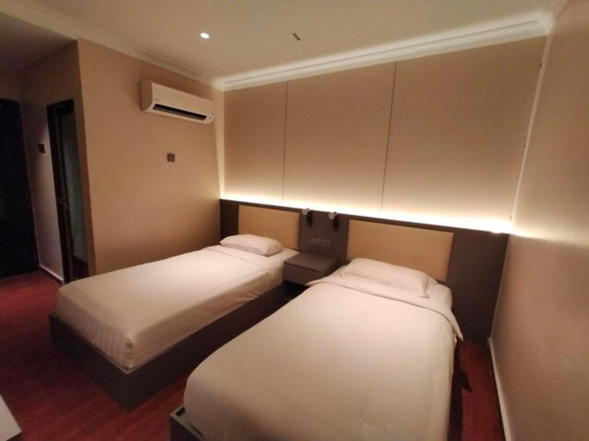 Super Oyo 998 Queen City Hotel George Town Bagian luar foto